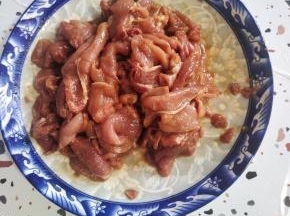 里脊肉切成薄片，放入一勺盐，一勺胡椒粉，一勺生抽，一勺料酒，一个蛋清，一勺玉米淀粉抓拌均匀，腌制10分钟备用！