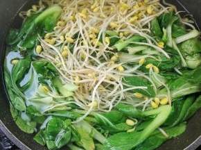 水烧开，放入黄豆芽焯水一分钟左右，再放入小青菜！
