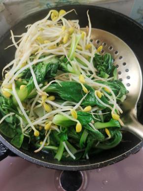 焯烫熟即可捞出，控干水分！