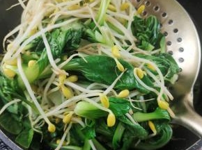 焯烫熟即可捞出，控干水分！