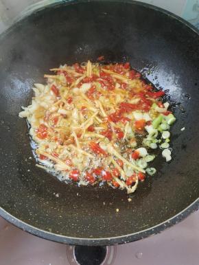起锅烧油，放入葱姜蒜，小米辣炒出香味儿！