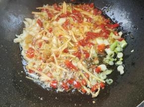 起锅烧油，放入葱姜蒜，小米辣炒出香味儿！