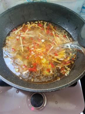 倒入适量的开水！