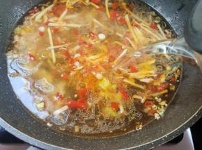 倒入适量的开水！