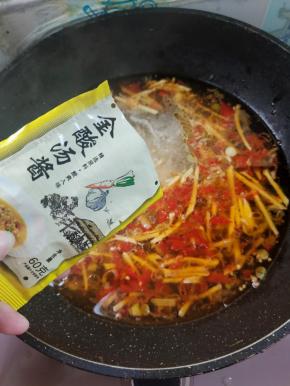放入两包酸汤料！（根据食材多少适当调整酸甜料的用量！我做的分量足。用了两包，有120克。如果做的分量少，用一包酸汤料60克就够了！）