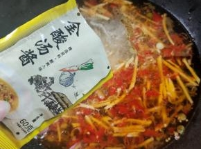 放入两包酸汤料！（根据食材多少适当调整酸甜料的用量！我做的分量足。用了两包，有120克。如果做的分量少，用一包酸汤料60克就够了！）