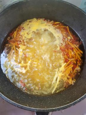 大火煮开，再煮5分钟，把酸汤料的味道激发出来！