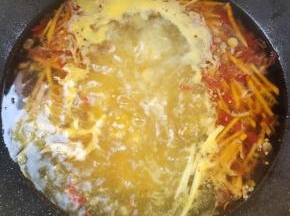 大火煮开，再煮5分钟，把酸汤料的味道激发出来！