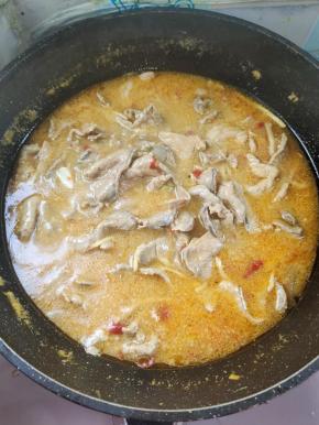 放入腌制好的肉片，用筷子划散，煮一分钟就可以了！