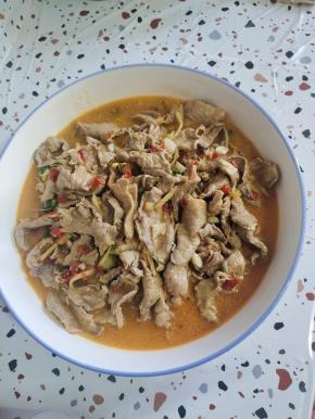 把煮好的肉片倒入大碗中！