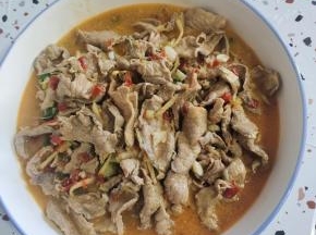 把煮好的肉片倒入大碗中！