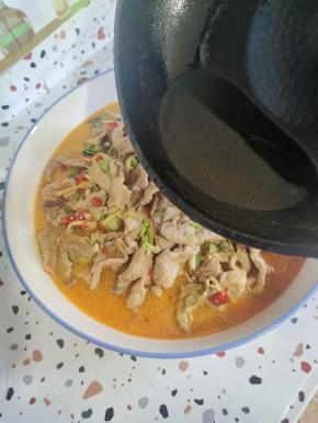 撒上葱花，淋上热油即可食用！酸辣开胃，特别过瘾！