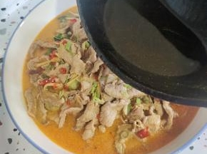 撒上葱花，淋上热油即可食用！酸辣开胃，特别过瘾！