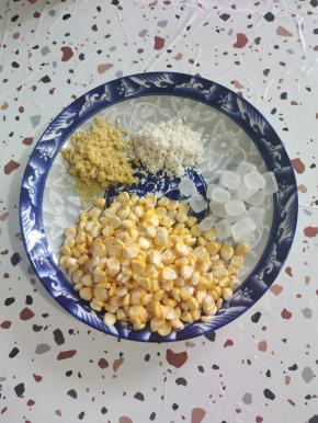 把甜玉米粒剥出来，清洗干净控干水分，黄小米和糯米也清洗干净控干水分，一把冰糖备用！
