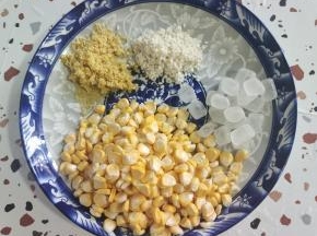 把甜玉米粒剥出来，清洗干净控干水分，黄小米和糯米也清洗干净控干水分，一把冰糖备用！