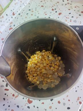 把甜玉米粒，黄小米，糯米和冰糖一起放进豆浆机里！