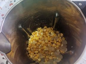 把甜玉米粒，黄小米，糯米和冰糖一起放进豆浆机里！