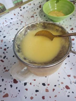 打出来的玉米糊太浓稠，不好过滤，可以加入适量的开水搅拌均匀，再进行过筛！这样做出来的玉米汁，才细腻！