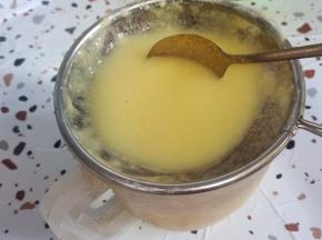 打出来的玉米糊太浓稠，不好过滤，可以加入适量的开水搅拌均匀，再进行过筛！这样做出来的玉米汁，才细腻！