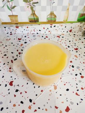 过滤好的玉米汁，香甜细腻！特别好喝！（喜欢奶香味儿的，可以加入一勺奶粉或者一瓶纯牛奶进去，搅拌均匀！就变成了奶香玉米汁了！）