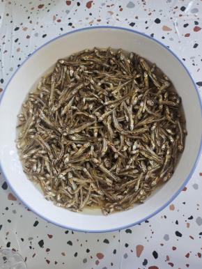 小鱼仔提前用冷水浸泡20分钟。这样一会儿炸的时候不容易糊！