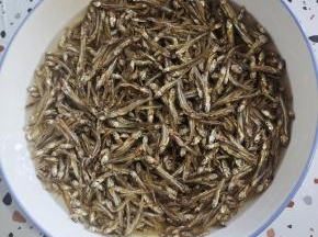 小鱼仔提前用冷水浸泡20分钟。这样一会儿炸的时候不容易糊！