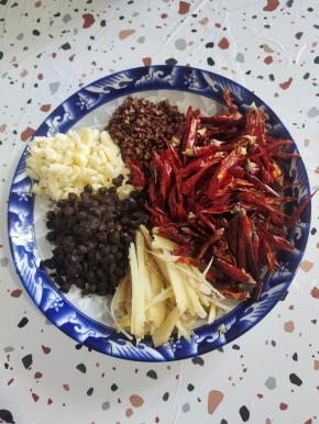 蒜瓣切成小丁，生姜切成丝。干辣椒切成丝，再准备一把花椒，一把豆豉备用？