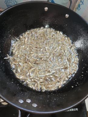 油温七成热下锅炸，调成中火，边炸边用筷子翻动。以免小鱼仔糊了！