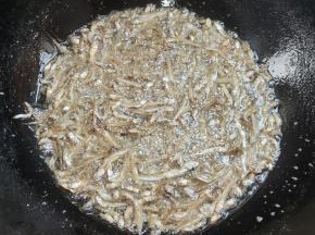 油温七成热下锅炸，调成中火，边炸边用筷子翻动。以免小鱼仔糊了！