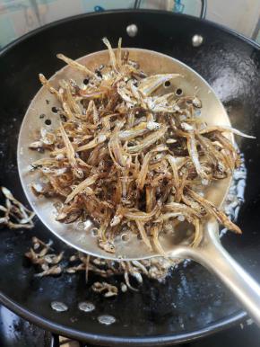 炸至金黄，捞出控油备用！