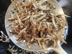 炸至金黄，捞出控油备用！