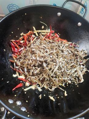 放入炸好的小鱼仔翻炒均匀！