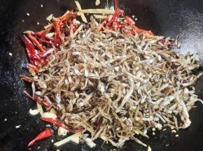 放入炸好的小鱼仔翻炒均匀！