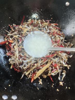 倒入适量的米酒，去腥增香！