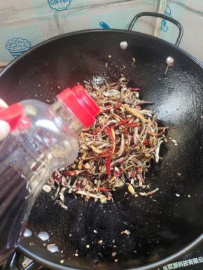 放入一大勺生抽翻炒均匀！