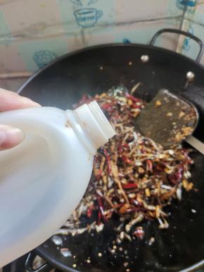 放入两大勺香醋，翻炒均匀？