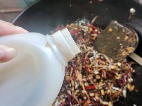 放入两大勺香醋，翻炒均匀？