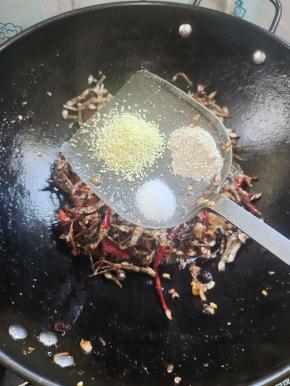 再放入盐，胡椒粉，鸡精翻炒均匀！（全程都是小火烹饪，以免小鱼仔糊了！）