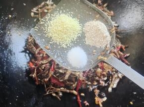 再放入盐，胡椒粉，鸡精翻炒均匀！（全程都是小火烹饪，以免小鱼仔糊了！）