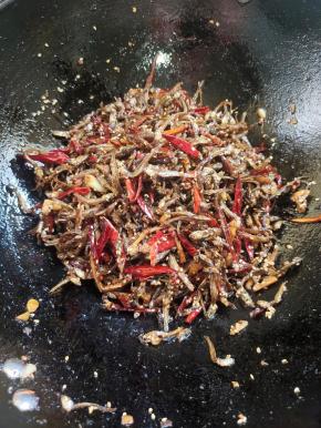 关火，放入熟白芝麻，利用锅里的余温，翻炒均匀即可食用！