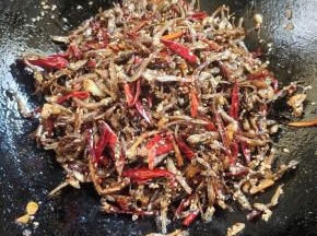 关火，放入熟白芝麻，利用锅里的余温，翻炒均匀即可食用！