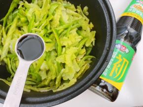 加入味达美初榨炒菜香生抽和蚝油