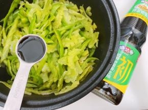 加入味达美初榨炒菜香生抽和蚝油