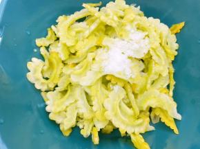 在苦瓜片里加入1小勺盐，腌制8分钟出水，再用手把苦瓜里面的水挤干净，这样处理后的苦瓜没有那么苦哦