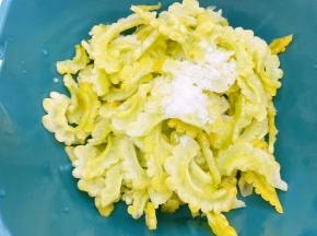 在苦瓜片里加入1小勺盐，腌制8分钟出水，再用手把苦瓜里面的水挤干净，这样处理后的苦瓜没有那么苦哦