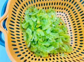 再次把苦瓜过一次清水后沥干水份