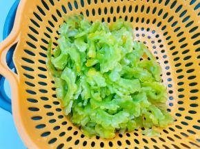 再次把苦瓜过一次清水后沥干水份