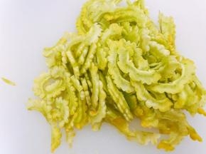 苦瓜对半切开，把内瓤去除干净后切成薄片