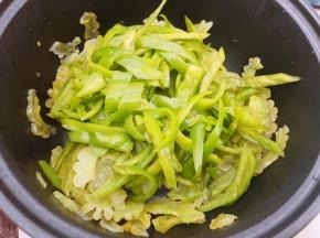 加入青椒丝翻炒