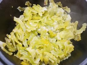 锅里加入少许植物油，放入苦瓜煸炒片刻后加入盐